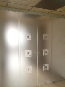 porta vetro scorrevole satinato scorrevoli in vetro esterno muro porte di vetrp vetra pordenone udine treviso venezia portogruaro vetrate artistiche formelle vetro fusione vetro (17) 